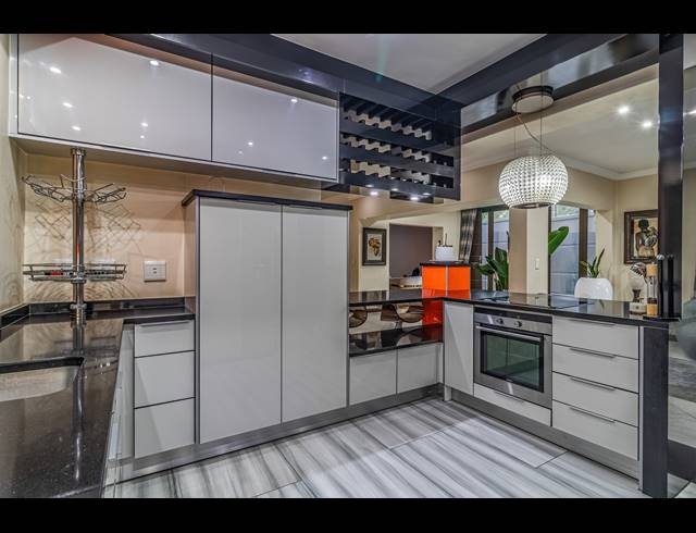 4 BEDROOM CLUSTER FOR SALE IN BASSONIA